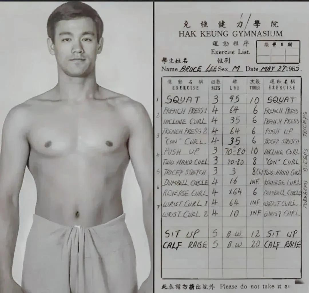 这是60年代李小龙的一张照片，你会发现，他的脸和身材都堪称优秀，举手抬足有一种低
