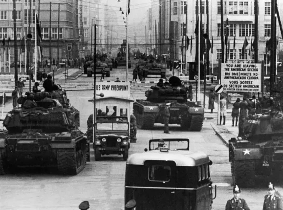 1961年10月22日一个平凡的周日，美国驻西柏林外交使团首席代表艾伦·莱特纳和