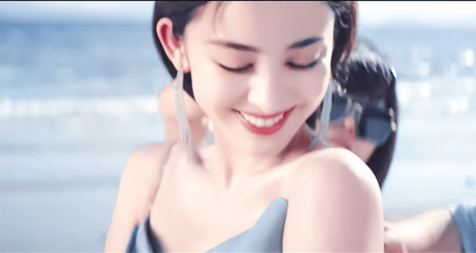 杨紫、古力娜扎分别为同一品牌拍摄宣传大片，两位美女的时尚表现力，谁更突出？