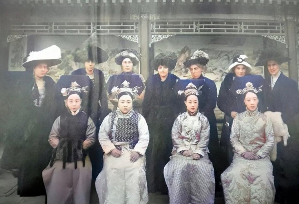 #历史那些事[超话]#这是皇室女眷和东交民巷使节太太的合照。1900年后，慈禧太