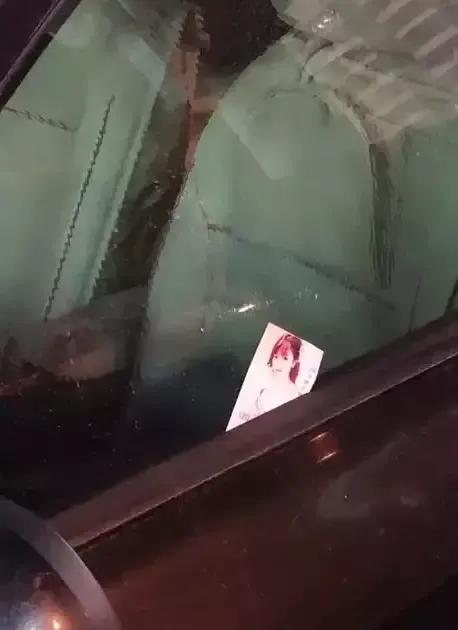 男子在小学门口偷偷塞了一张嫖娼的卡片在几十辆车里，结果被家长举报，许多家长对此深