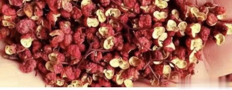 花椒泡脚的作用以及功效包括：增强免疫力、祛寒、通经络、可预防脚臭等。增强免疫力：