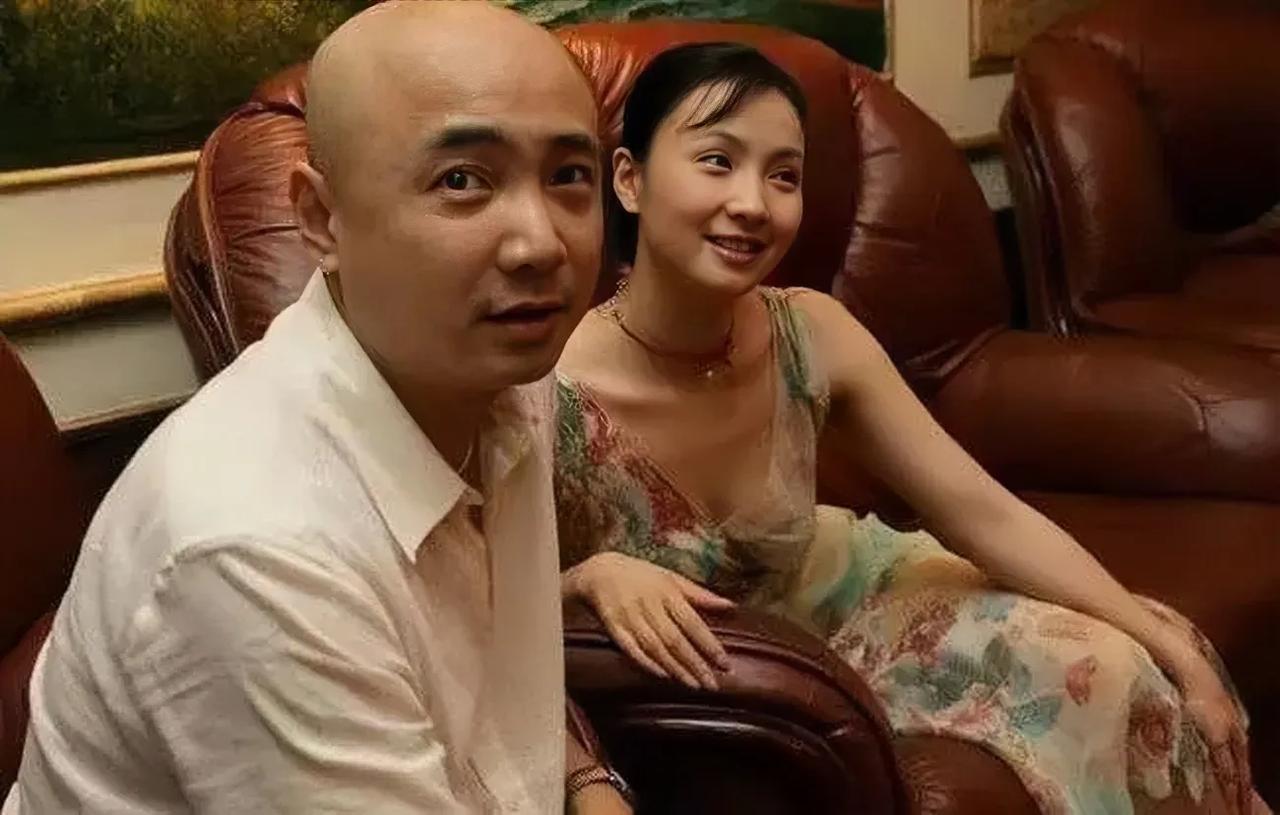 年轻时的小陶虹和徐峥的几张合影，那时候的小陶虹清纯甜美，活力四射，自信而又美丽，