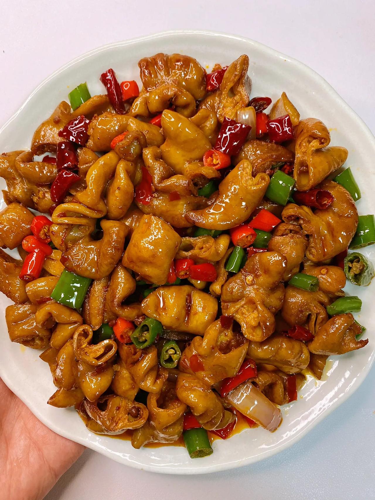 贼过瘾的爆炒干锅肥肠，香而不腻越嚼越香超级下饭
食材:
猪大肠、姜蒜、青红椒、花