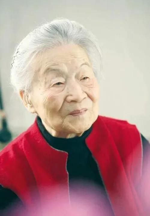 杨绛先生的“忠告”：无论是什么关系，提供不了情绪价值，给予不了经济支持，给不了正