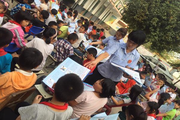 9月18日，内乡法院法官来到该院精准扶贫村师岗镇鄂沟村小学开展“送法进校园”活动