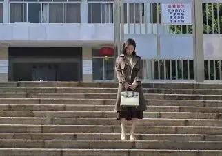 《狂飙》中孟钰不知道丈夫杨建贪腐？孟钰在剧里换了3个不同的爱马仕背包，而且都是限