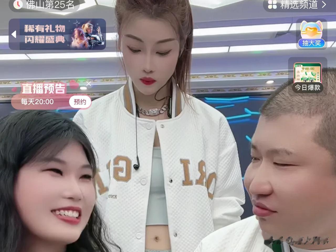 七天花120万喝酒，吐槽六七个女的亲奶豆，没有人亲我。
二驴说：过年我们七天花了