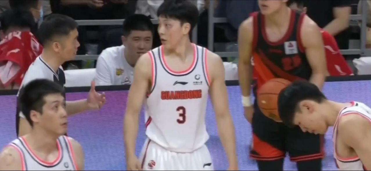 胡明轩眼角流血仍要坚持比赛，他终于成为了一名硬汉！

胡明轩在对阵江苏男篮的比赛