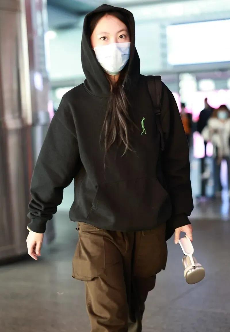 王菲的女儿窦靖童现身北京机场，许久未见得她变化好大，长得越来越漂亮了，穿衣风格也