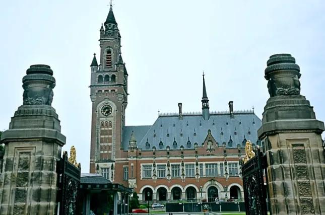 海牙国际法庭又刷了一下存在感，前几日，国际法庭向俄罗斯总统发出＂逮捕令＂。
明知