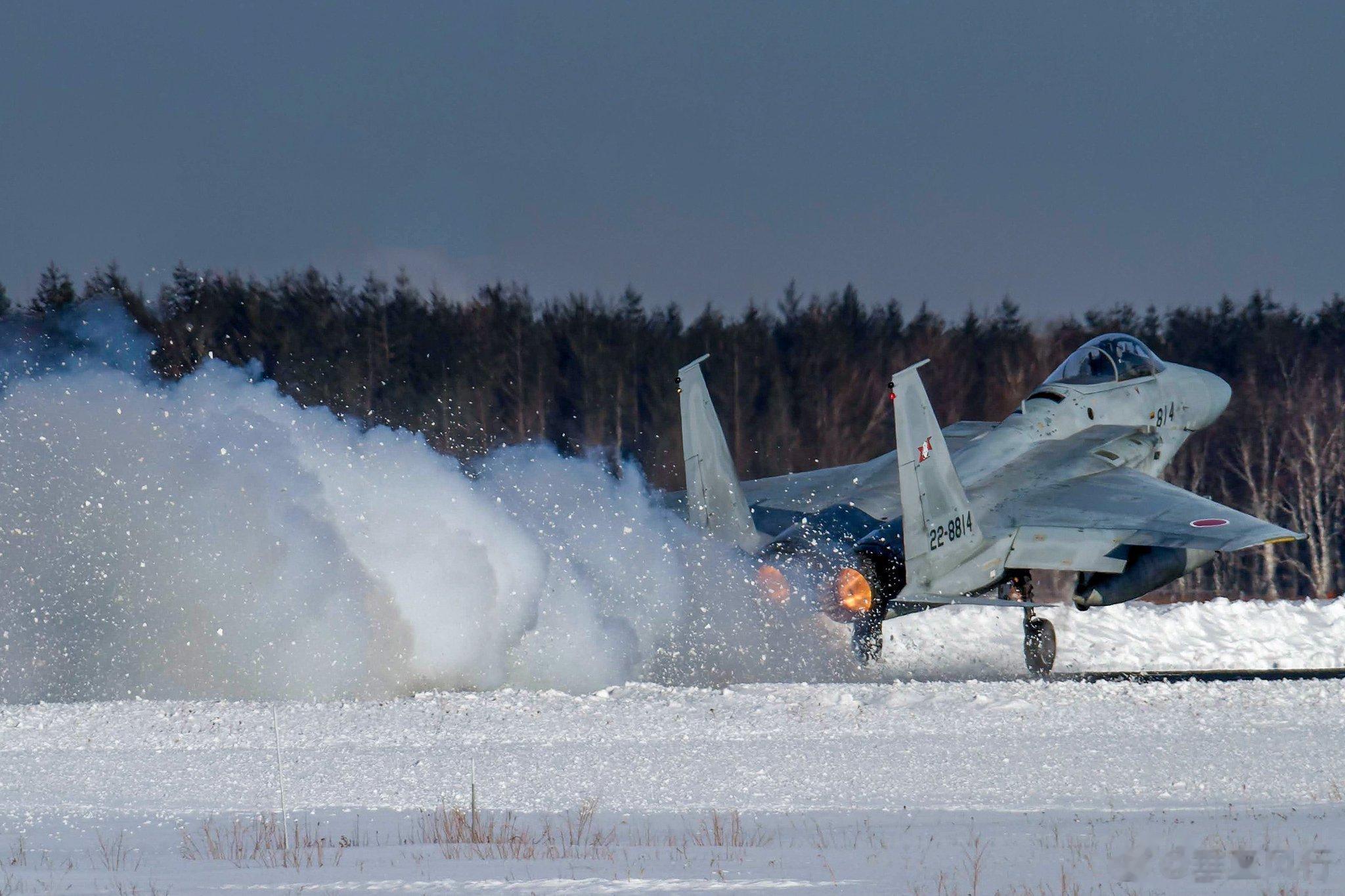 千岁基地空自203飞行队F15DJ起飞吹雪，道面清理得很不干净#航空[超话]##