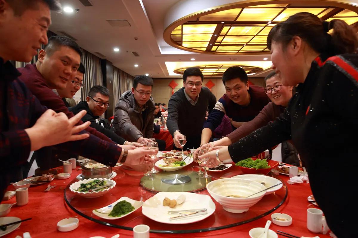 山东一老板设宴，15人连喝10瓶“茅台”，结账时全员傻眼，咋回事？

事情是这样