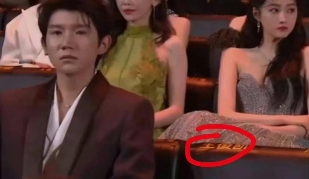 人红是非多啊，王俊凯没和王源坐一起都成了热议的话题了，人家王俊凯想坐哪不行啊，没