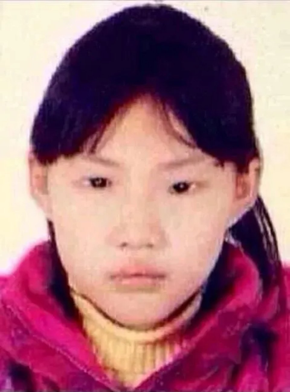 太狠心了！重庆10岁“女魔头”李依芮在电梯里对一岁男婴拳打脚踢，当电梯升到25楼