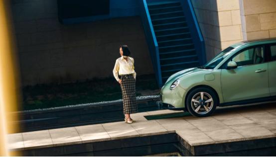 现在越来越多黑科技的上车，真的是让我们开车越来越方便安全了，就拿最近刚刚开启预定