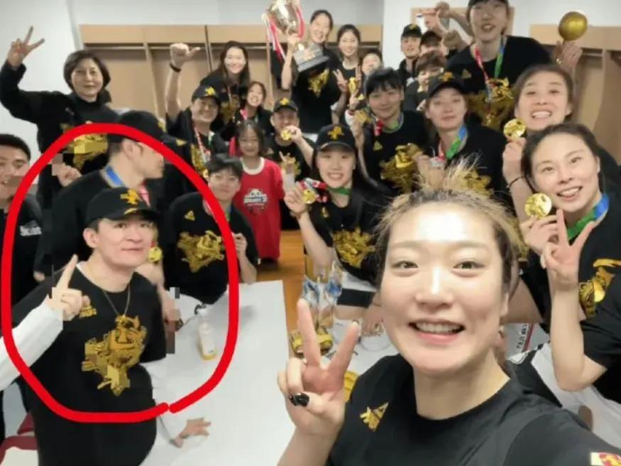 媒体人热议李梦遭网暴 核心应是张隆没履行承诺

李梦事件一出，网络上各方声音都有