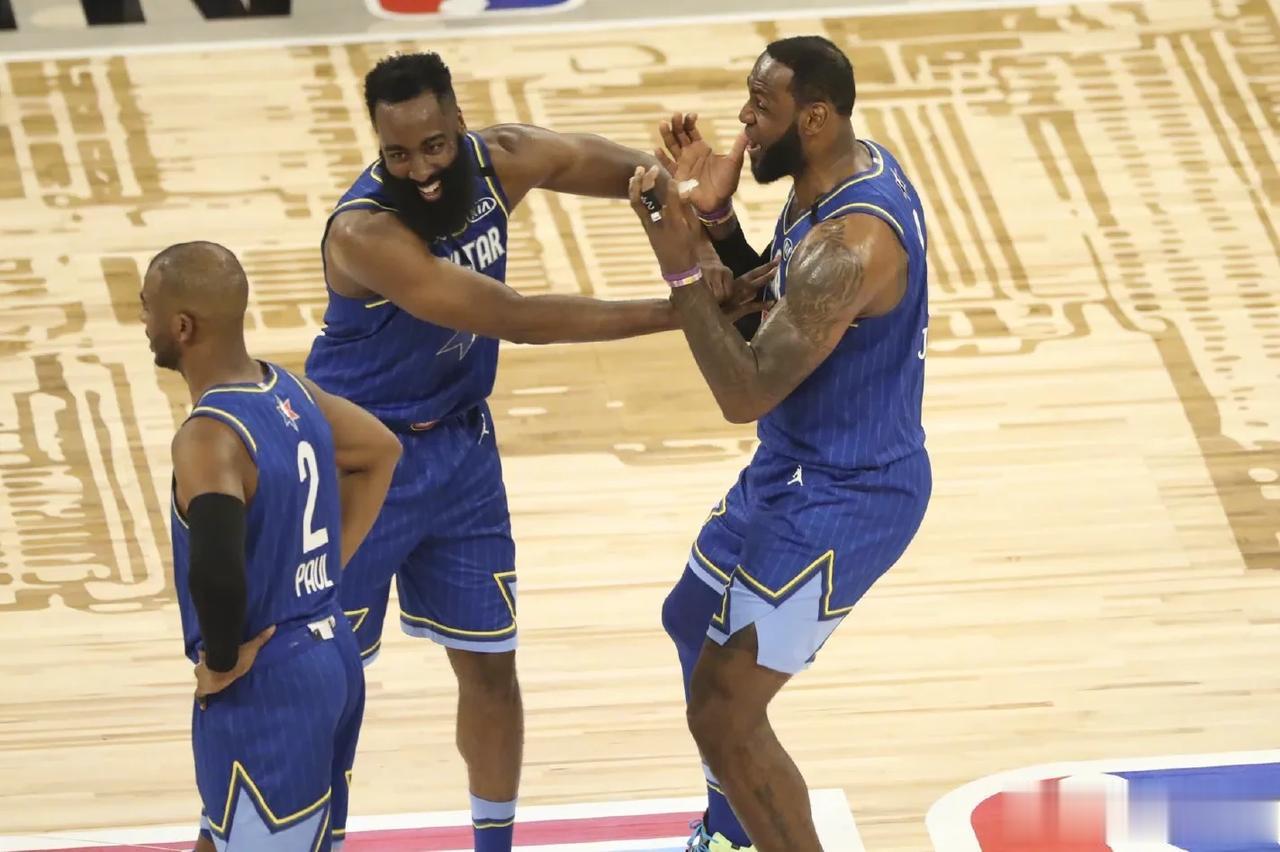 
2020年的NBA全明星周末完美结束了，
在最后决定比赛胜利的关键时刻，
詹姆