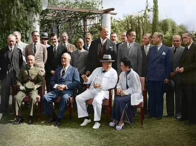 1943年，埃及开罗，世界三巨头在此召开会议，商讨反攻日本及战后的国际局势安排。