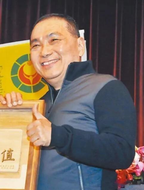 现在在国民党党内，有五成支持侯友宜参选，两成反对其参选。面对国民党党内的不断呼吁