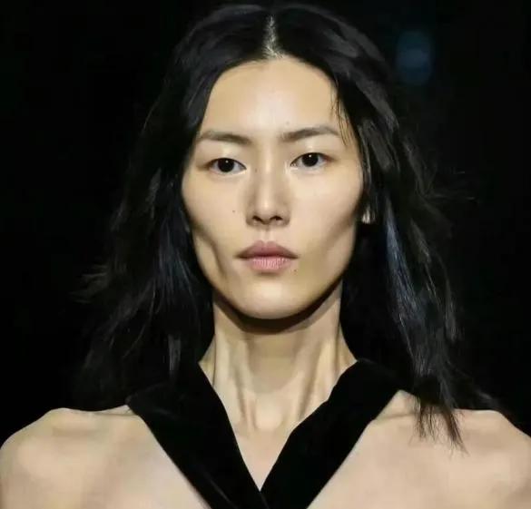 超模刘雯曾被誉为“国模之光”以前的刘雯特别漂亮，身上有一种美得耀眼的高级美，现在