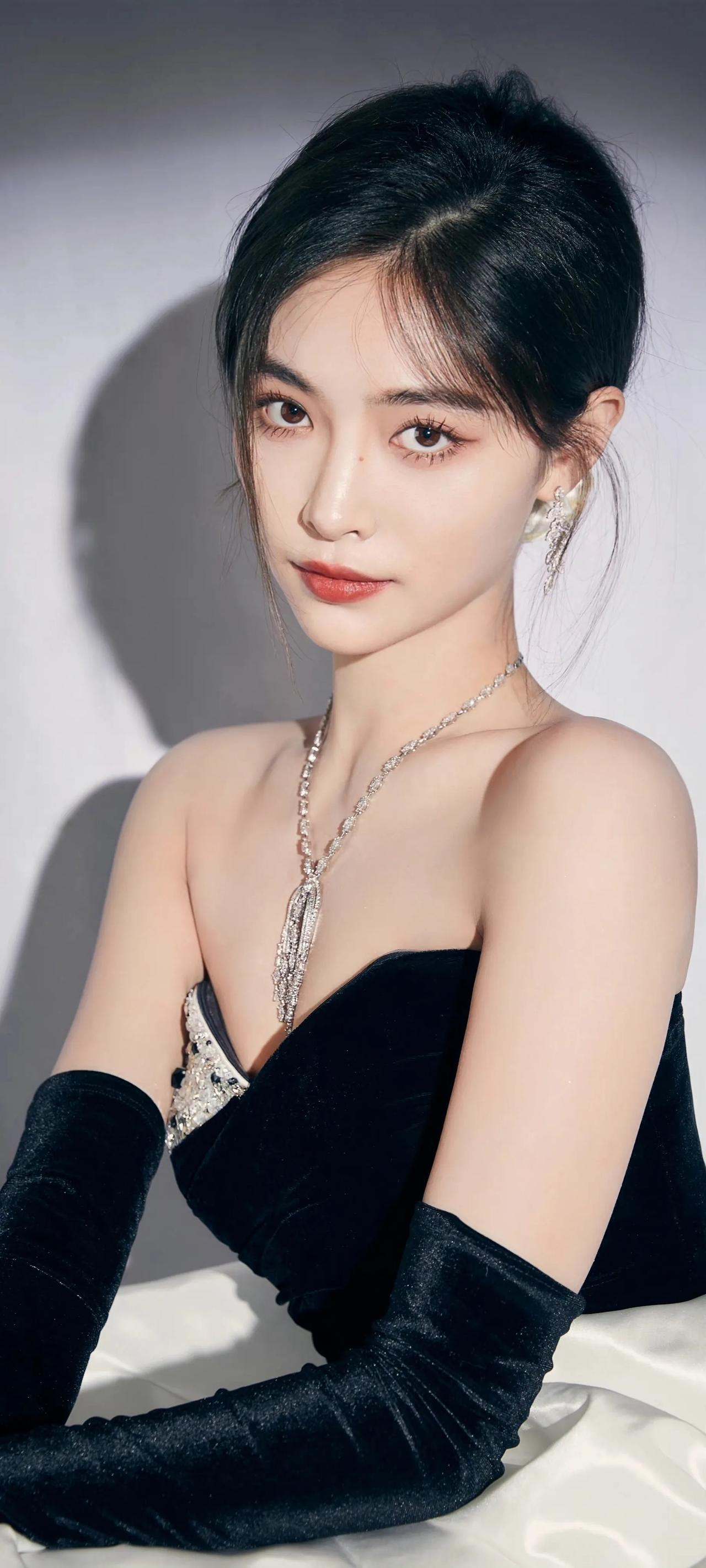 许佳琪高清壁纸（4）黑白礼裙复古摩登
  