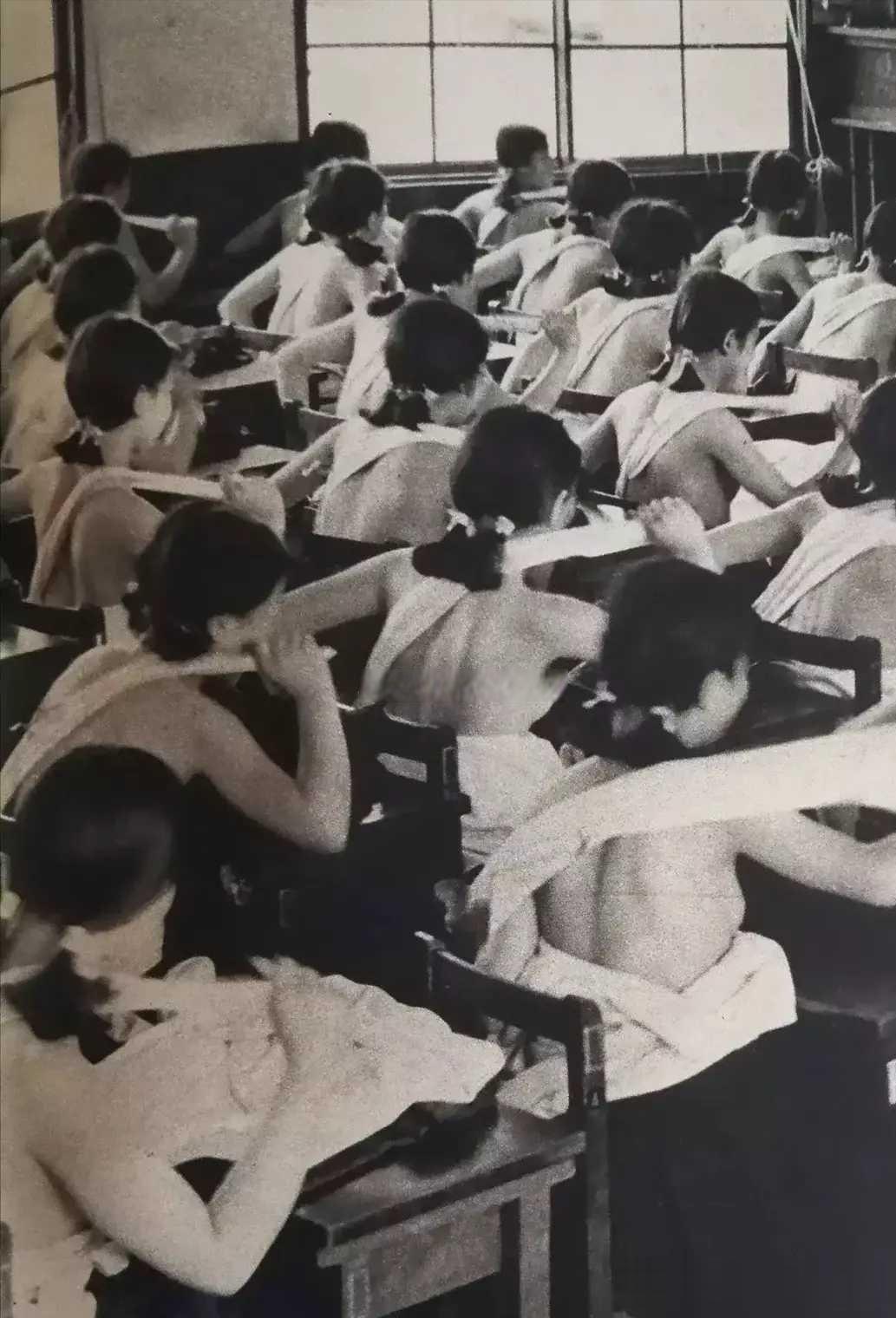 这是40年代正在上课的日本女学生，你知道她们为什么会脱光上衣吗？
这其实是日本政