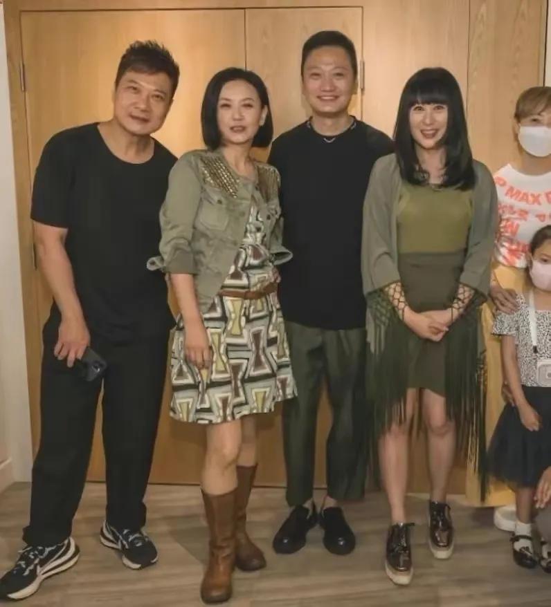 一代女神曾华倩，虽已年近60并且独自抚养儿子成人，但依然不影响她的美丽。

和朋