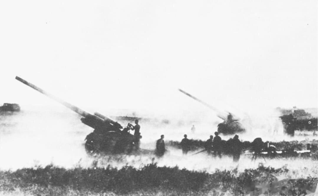在斯大林格勒郊区展开阵地开始狂轰的德军150mmK18重炮，摄于1942年夏秋。
