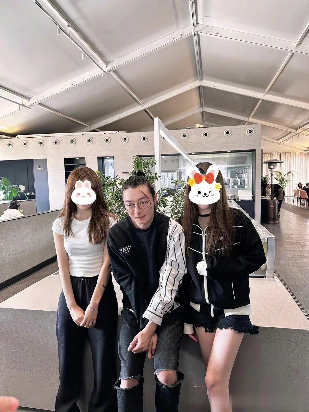 苏小玎和女粉丝合影看起来像是被绑架了，隔着屏幕都感受到他的社恐！
我手放哪？我眼
