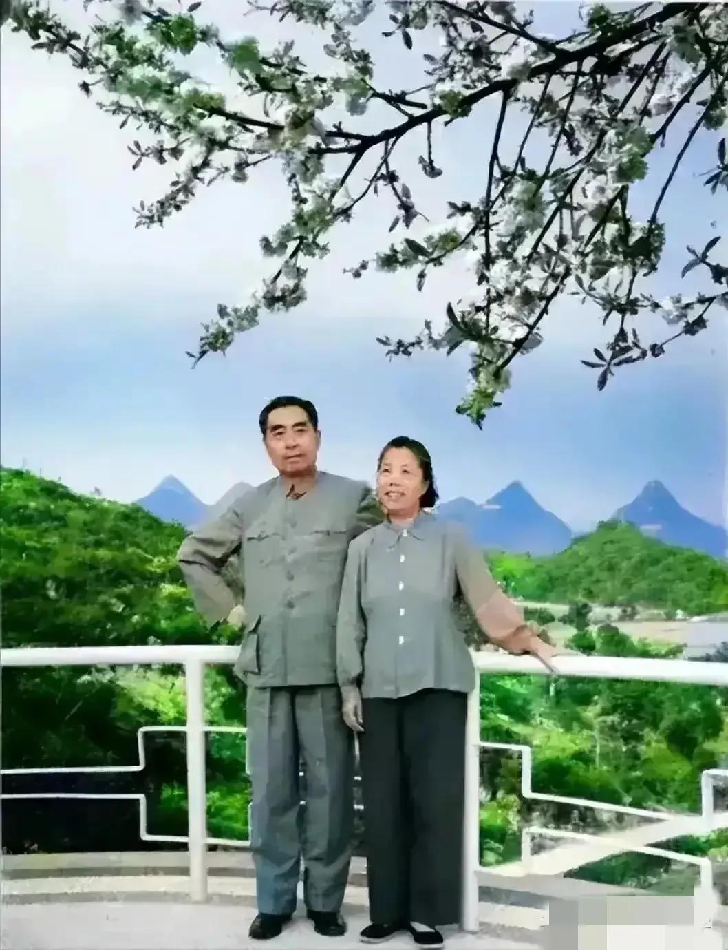 这是1960年，周总理和妻子邓颖超，在花溪公园留下的一张珍贵合影，照片中的他们倚