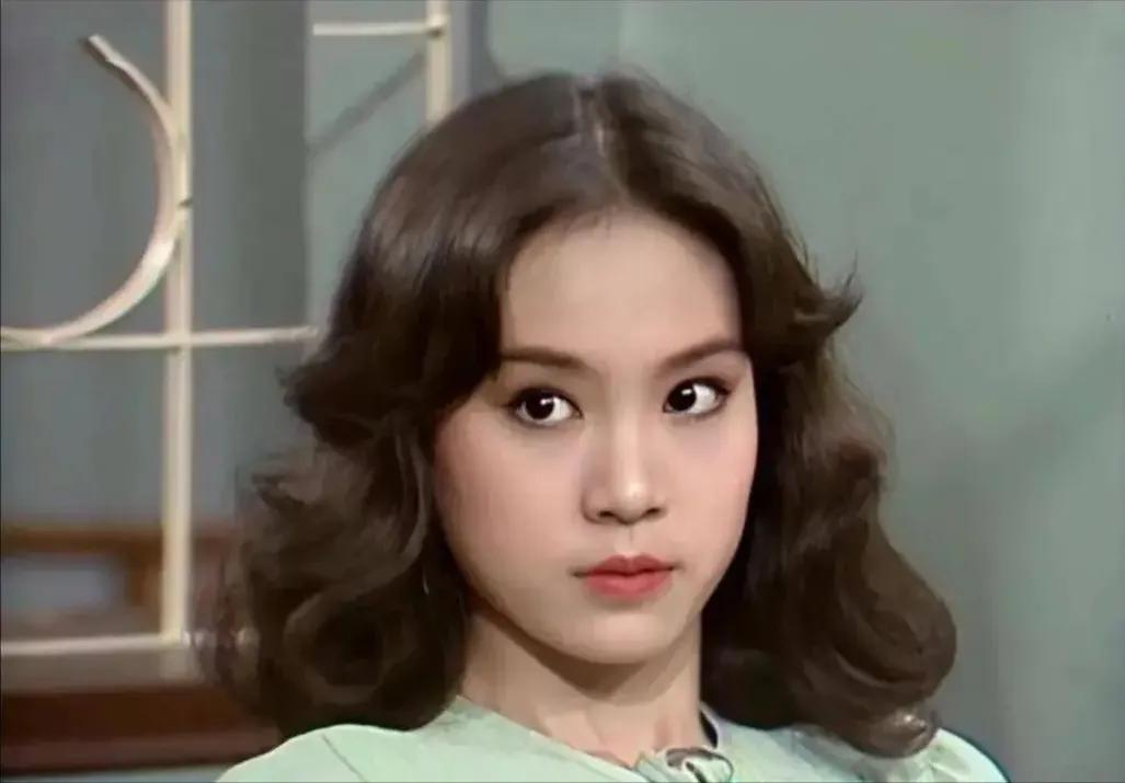 年轻时的“琼瑶剧女神”刘雪华，真是个美人胚子，虽然称不上惊艳，但青春靓丽，纯美无