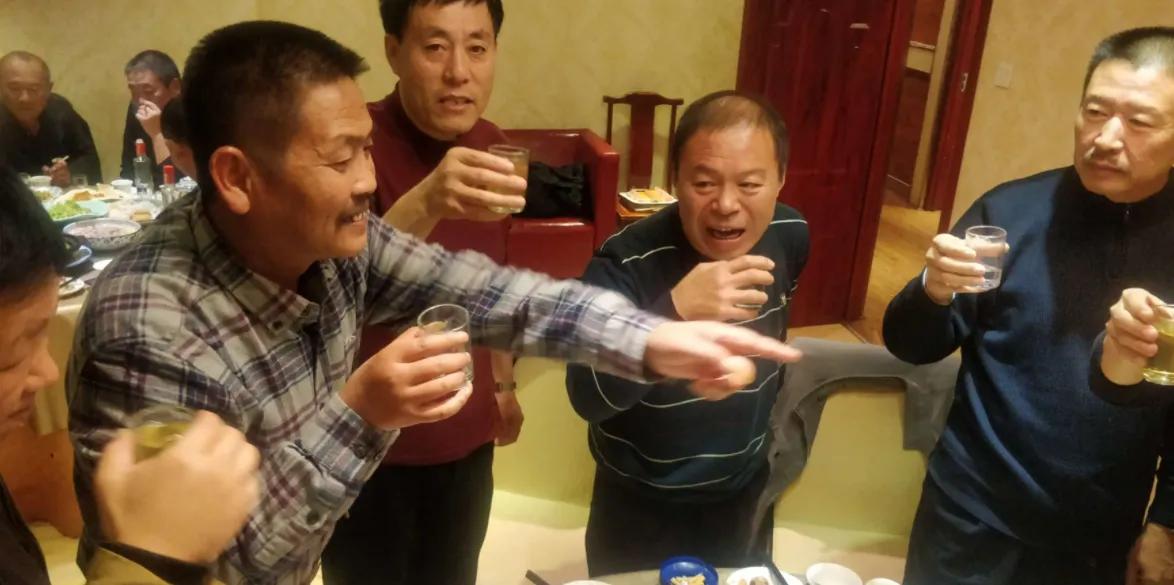 近日，一则国企退休干部聚餐视频走红网络，他们各个退休金过万，桌上却一瓶“茅五剑”