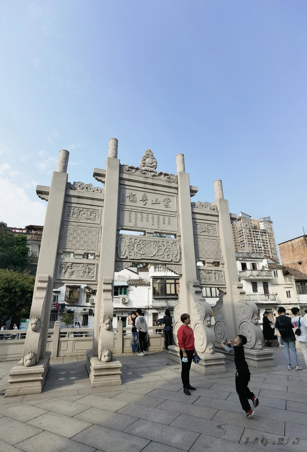 永庆坊位于广州市最美骑楼街——荔湾区恩宁路，东连上下九地标商业街，南衔沙面，是极