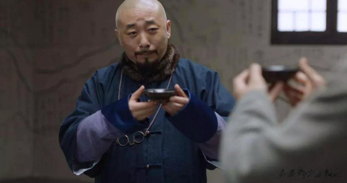 《天下长河》的徐乾学无疑是封建王朝官员的一个缩影。寒窗苦读多年，好不容易考取功名