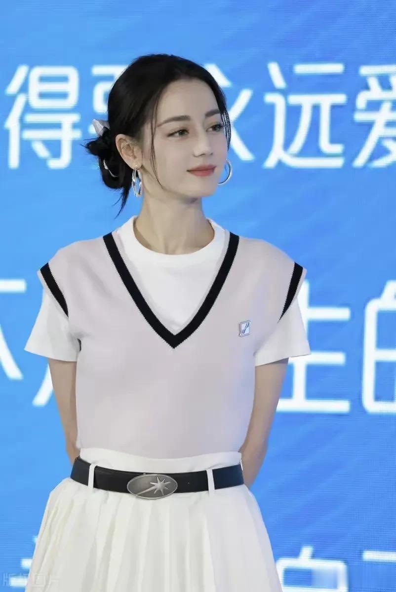 迪丽热巴的亮相，打脸了那些说她怀孕的人们！
不过也有可能明星就是恢复的快，希望以
