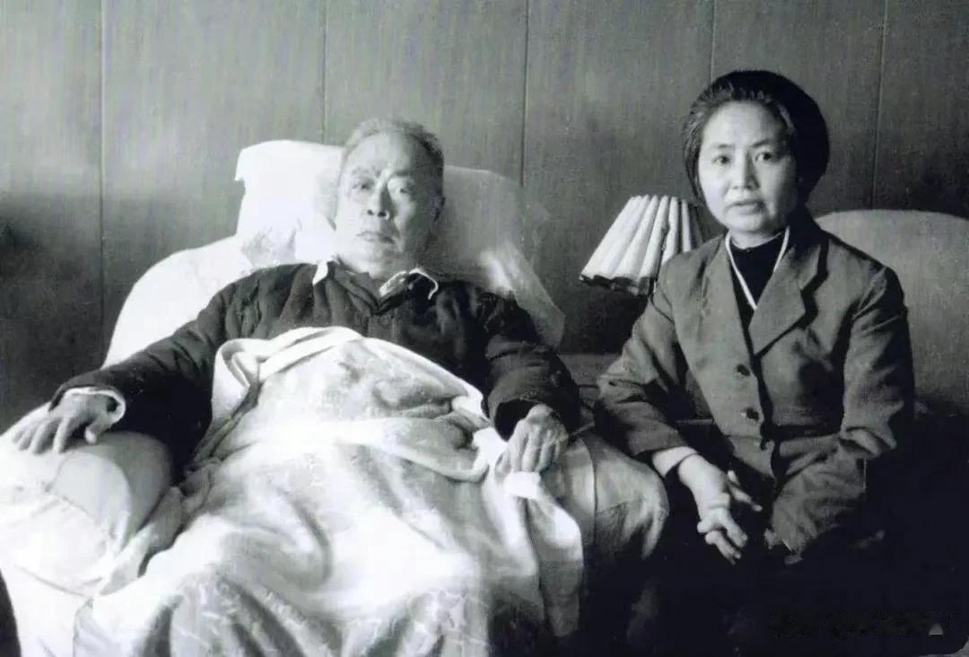 这张照片拍摄于1971年的12月底，地点是301医院。当时陈毅已经病重，夫人张茜
