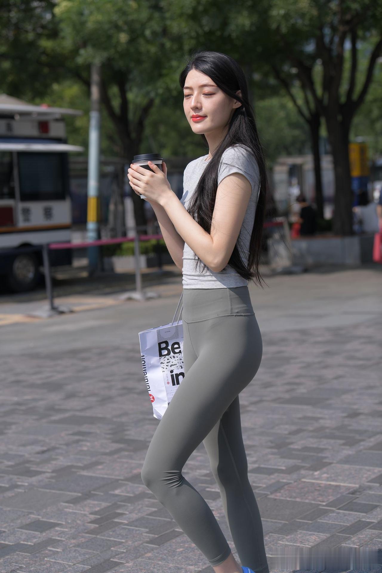 在人流中，我一眼就发现了你。我不敢说你是她们中最漂亮的一个，可是我敢说，你是她们