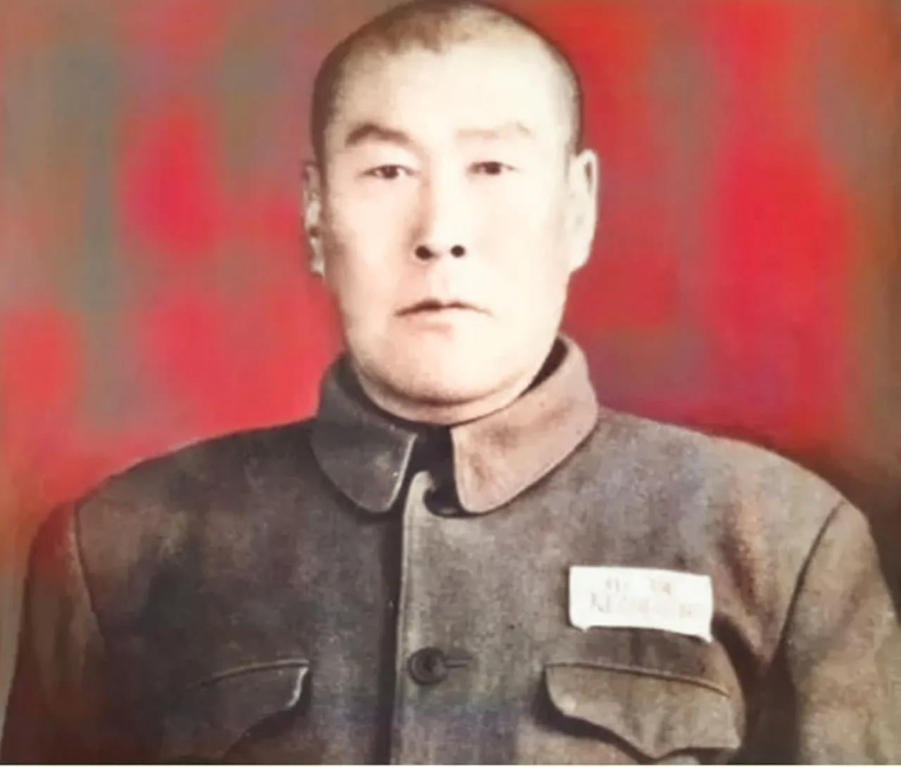 1942年，一个八路军女队员从来不洗脚，却引起了游击队长甄凤山的高度警惕。他半夜