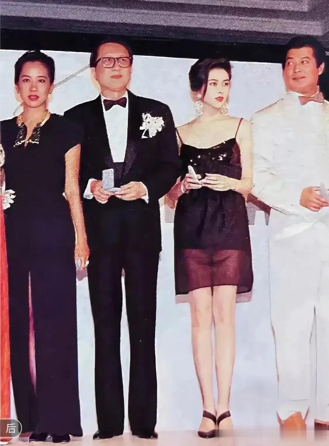 朱玲玲和关之琳在同一个活动合影，关之琳是光彩照人，朱玲玲暗淡无光了。

香港曾经