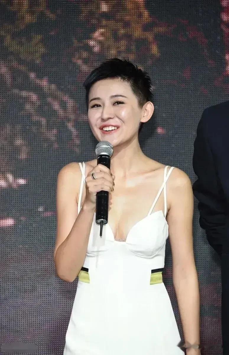 热依扎真是有颜任性，竟然剪寸头穿吊带衣，虽然热依扎是一个大美女，但这种打扮还是过