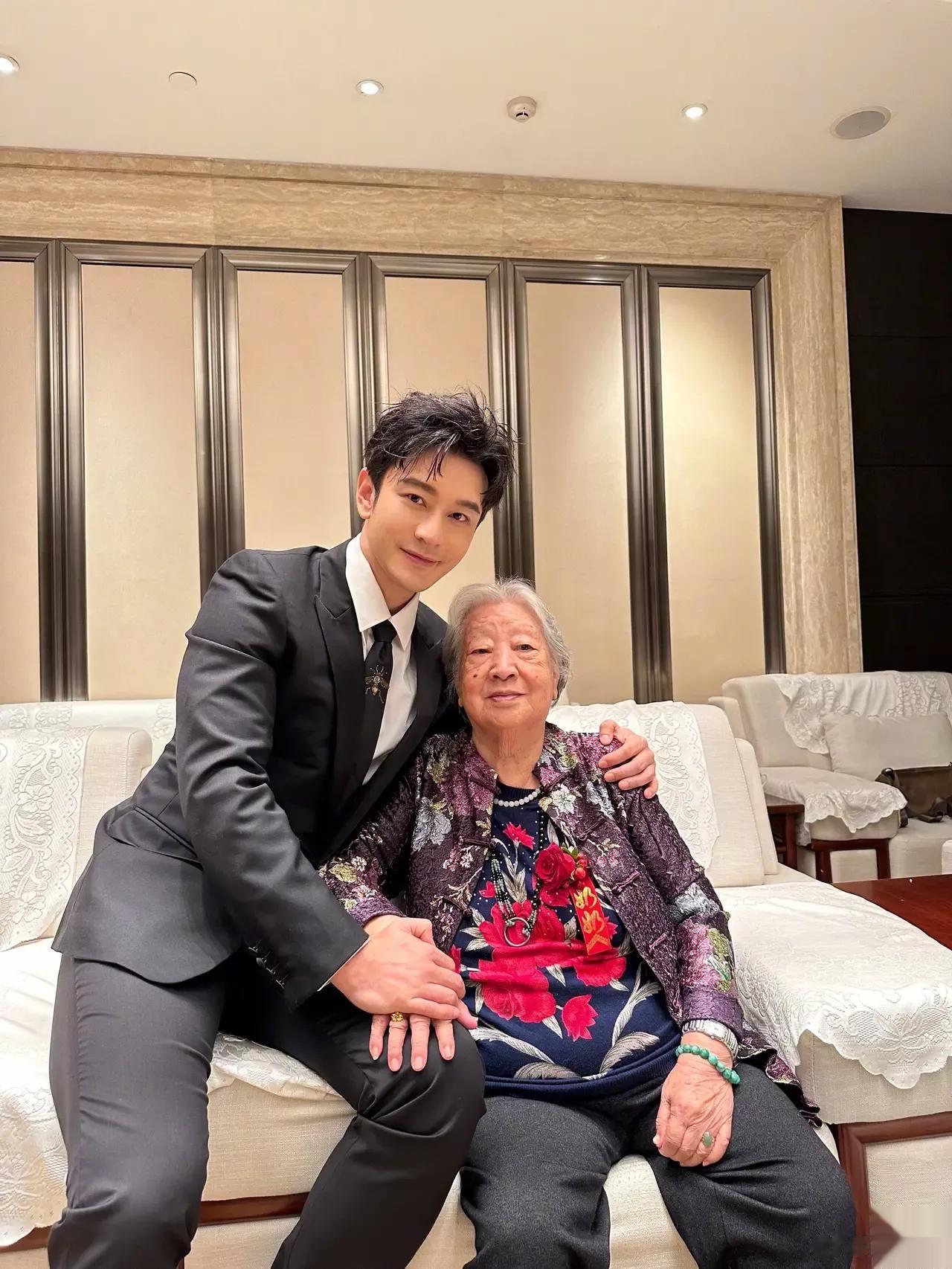 黄晓明和姥姥家人的合影，看得出来他和姥姥的关系非常好，应该是姥姥带大的孩子，黄晓