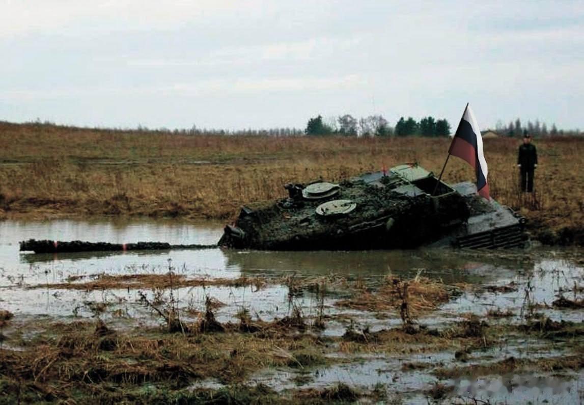 神话中的豹2竟然不会游泳！！！它陷到了泥里成了俘虏！！！第二辆了！！！
今天3月