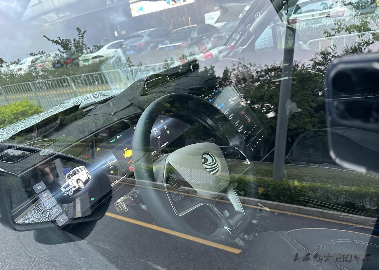 售价有望达到百万级的比亚迪硬派越野SUV内饰被网友曝光，设计非常简洁，两块大屏幕