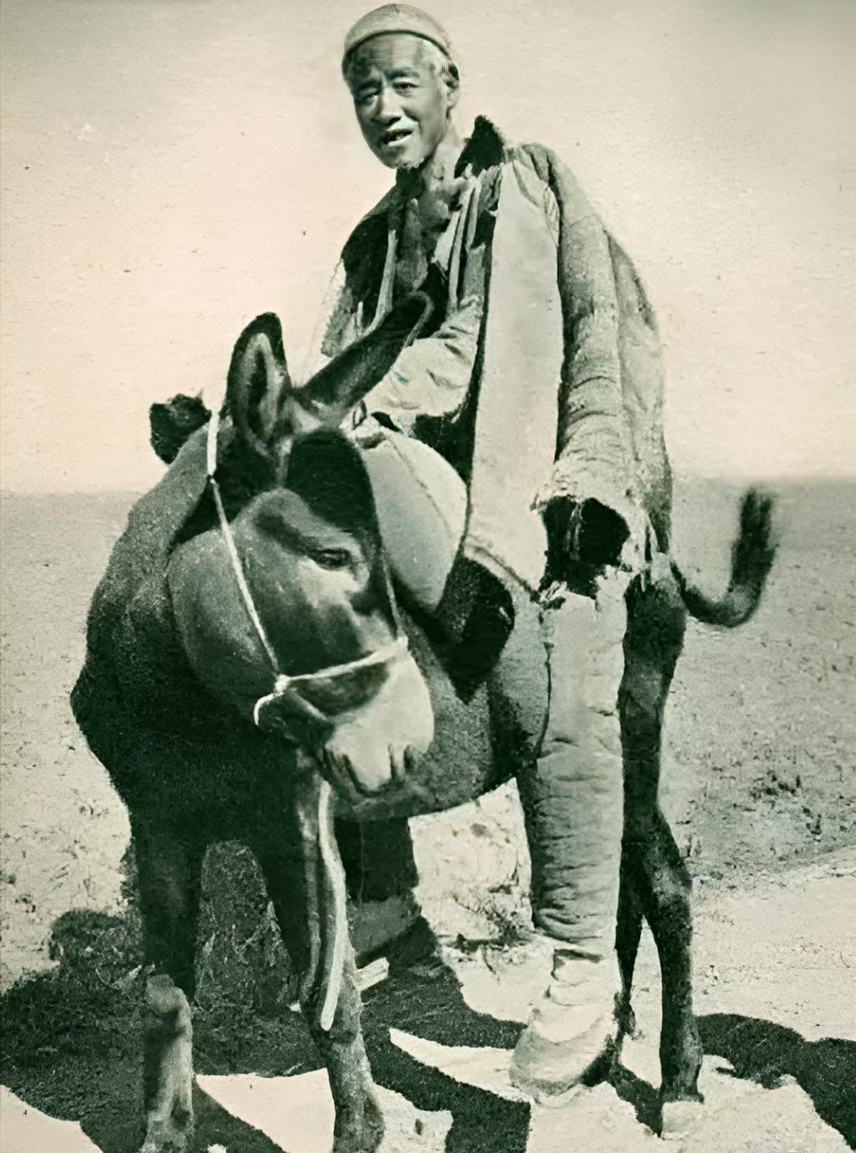 #历史那些事[超话]#1945年，我军一神枪手被日军抓捕，日军为了报复，将他捆绑