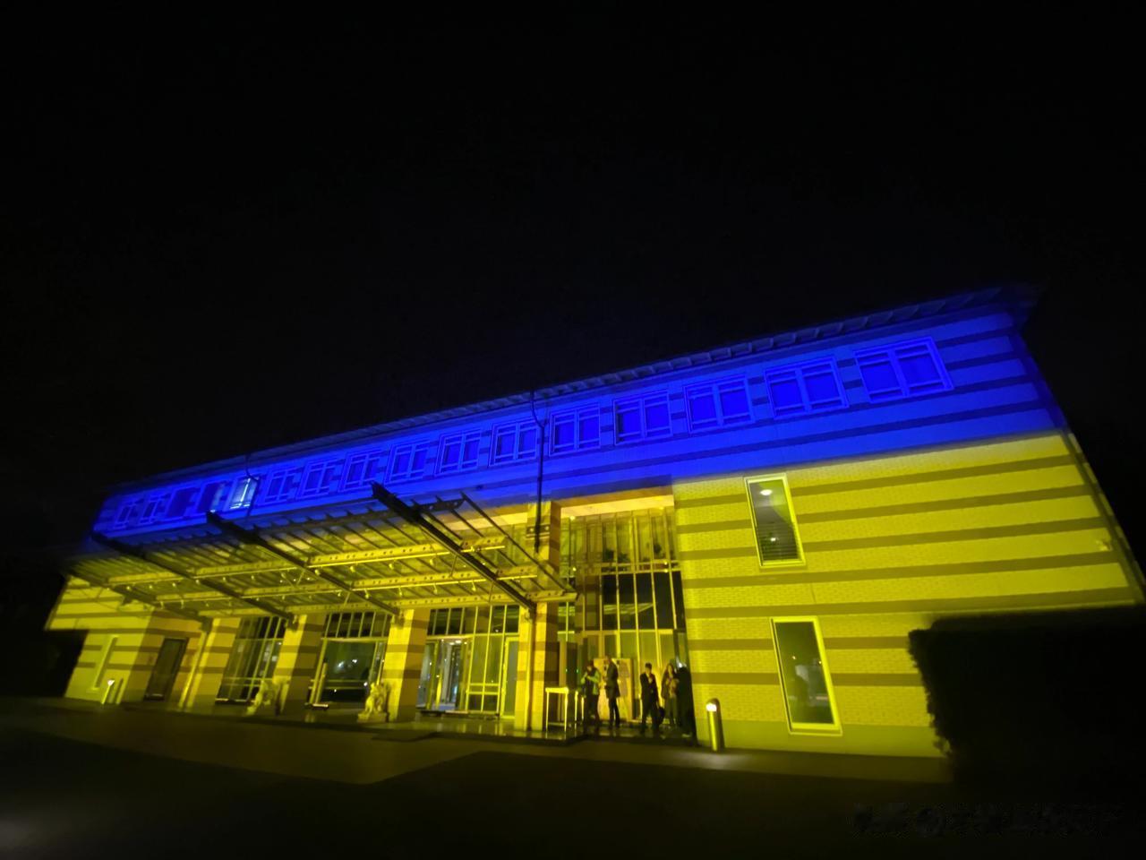 俄乌战争一周年之际，德国驻华使馆大楼亮成了乌克兰国旗，以此表达对乌克兰的支持。[