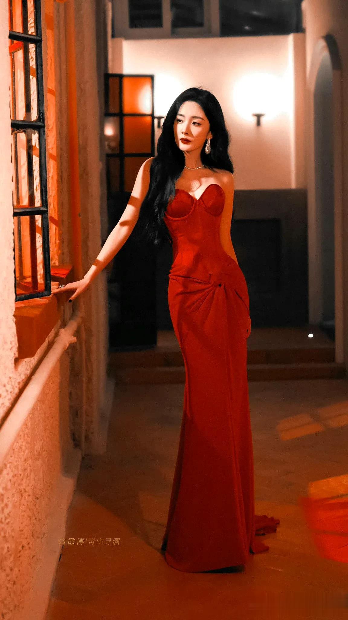 刘亦菲、杨颖、迪丽热巴还没出图呢，微博之夜红毯就取消了，今年亏大了！

话说，红