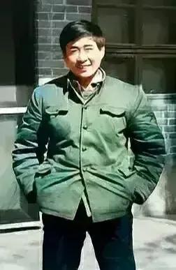 1982年，刘源在河南新乡七里营公社工作的留影。

刘源虽是城里来的大学生，但却