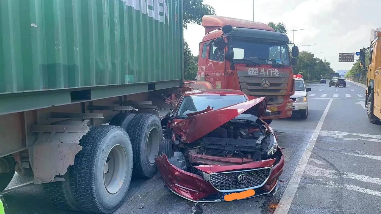 红色轿车先刮公交车，后撞大货车，安全性可以，A柱没变形