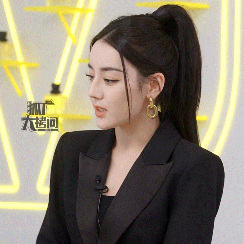 迪丽热巴龚俊金晨直播状态，热巴的少女感好强，双眸中散发着少女的羞涩感，从眼睛里可